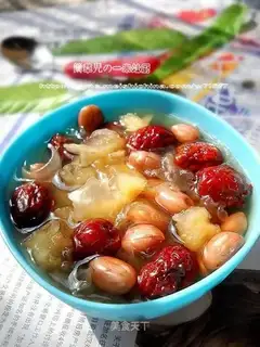 Peanut, red dates, and tremella soup