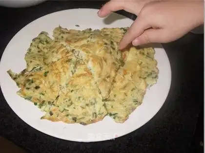 Scrambled eggs with fish minced and leeks