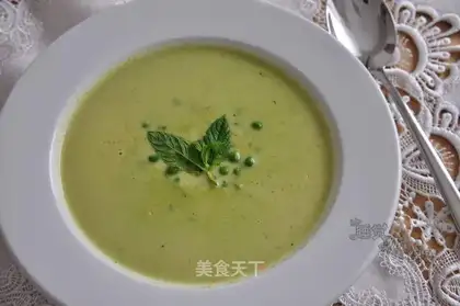 Mint and pea cream soup