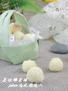 Delicious coconut balls