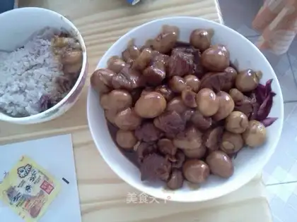 Braised pork and quail eggs