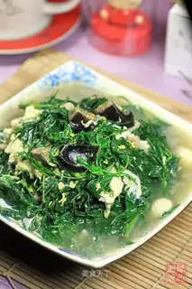 Preserved egg, lean meat, boiled pepper leaves