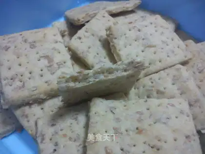 Wholemeal soda crackers