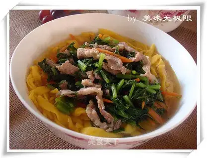 Vegetable and shredded pork and pumpkin noodles