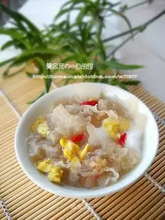 Rock sugar pigeon egg and white fungus soup