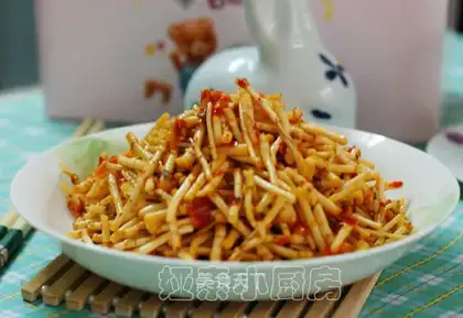 Chop chili and stir-fry stinky vegetable roots