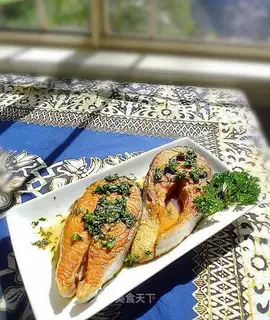 Pan-fried salmon with parsley