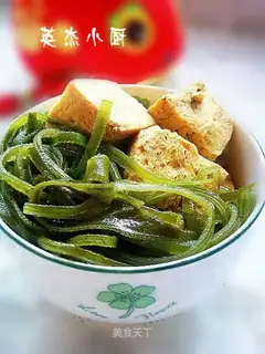 Stewed tofu with seaweed in broth