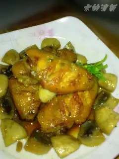 Roasted chicken wings with mushroom bisporus