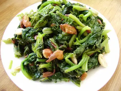 Mature vinegar, spinach and peanuts