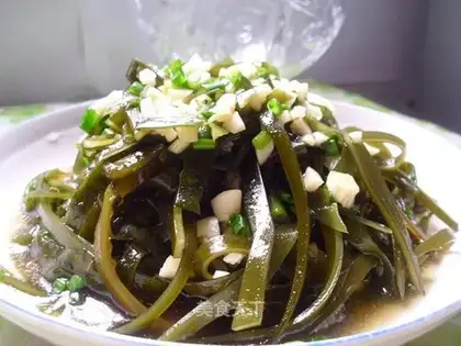 Garlic seaweed shredded