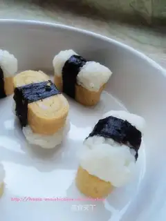 Sushi with thick eggs