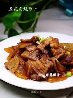 Stewed pork belly with radish