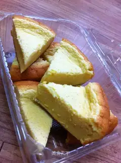 Electric rice cooker makes cakes