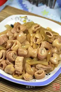 stir-fried large intestine with pickled cabbage