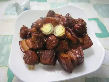 Roasted pork with tiger skin eggs