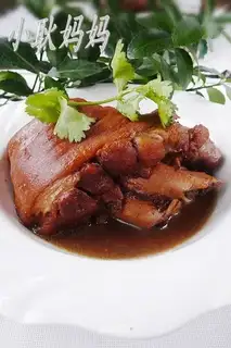 Stewed pork knuckles in Pu 'er with rock sugar