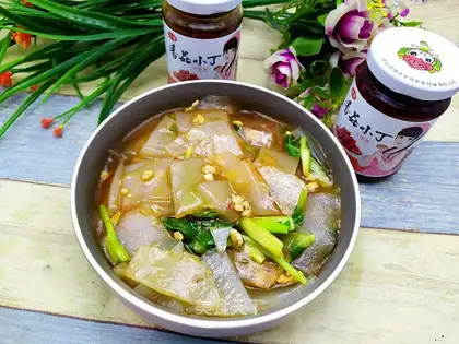 Frozen powder with mushroom sauce