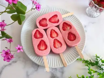 Strawberry cream ice cream