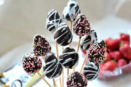 Strawberry chocolate lollipop