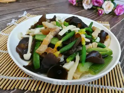 Seafood mushrooms burning cucumber flowers in black wood ears