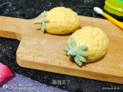 Cartoon pineapple buns