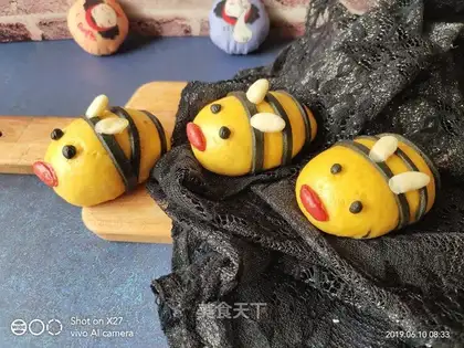 Toon's busy little bee bun