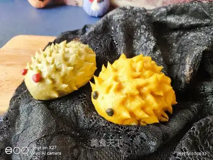 Cartoons little hedgehog buns