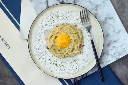 Fried eggs in the nest