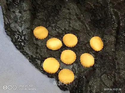 A flower cookie