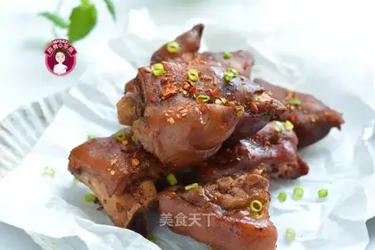 Roasted pig hoof