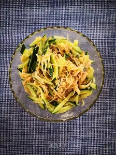 Wine dish -- cucumbers mixed with golden needle mushrooms