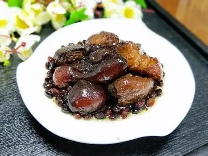 Black bean stew pig hoof