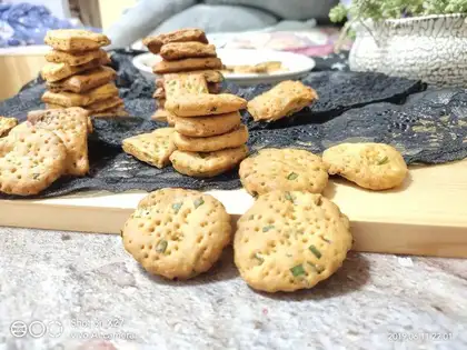 Onion soda cookies