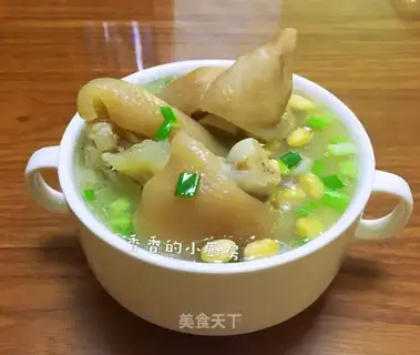 Pig hoof and soybeans