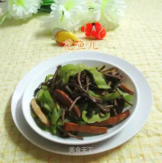 Tea, mushrooms and dried peppers