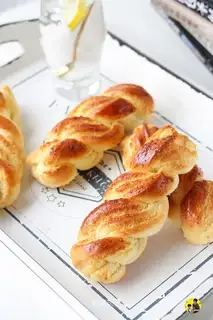 Coconut macaroni bread