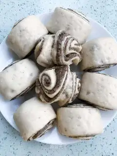 Black sesame roll