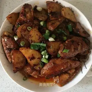 Spicy chicken wings and potatoes