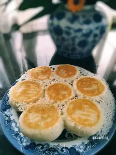 Fried buns with ice flowers