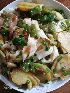 Potato-covered noodles