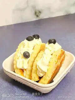 Blueberry cream roll