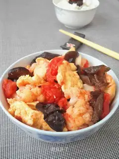 Scrambling eggs for tomatoes