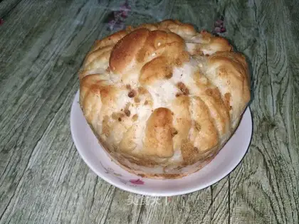 The hand tore the meat and bread
