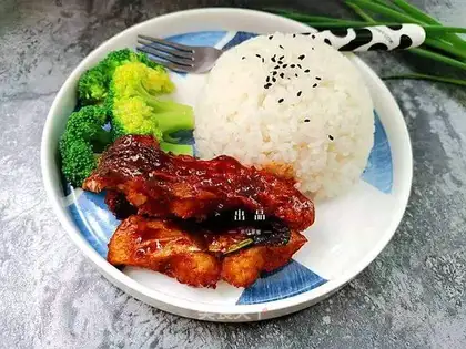 Red-burned fish and rice