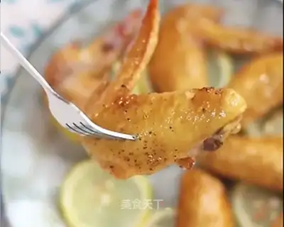 Honey sauce and roast chicken wings