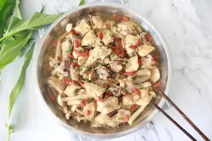 Seafood mushroom steam chicken