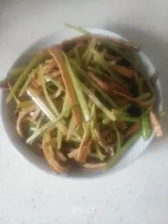 Celery fried dry