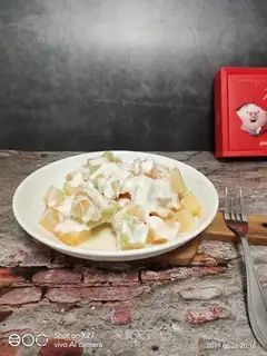 Hammelon with salad yogurt