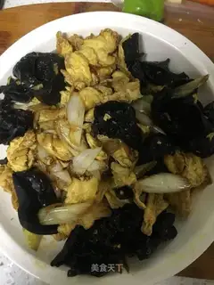 Scrambled eggs with onions